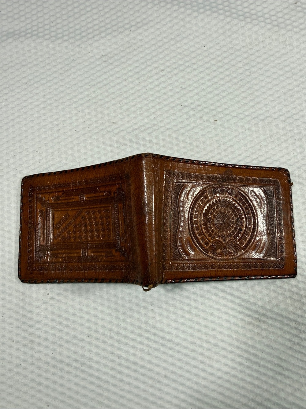 VTG Brown Tooled Leather Men's Bifold Wallet made in Mexico
